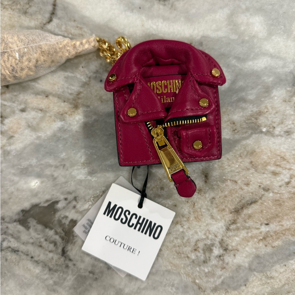 Gorgeous and adorable NWT raspberry colored Moschino pouch - Picture 5 of 6